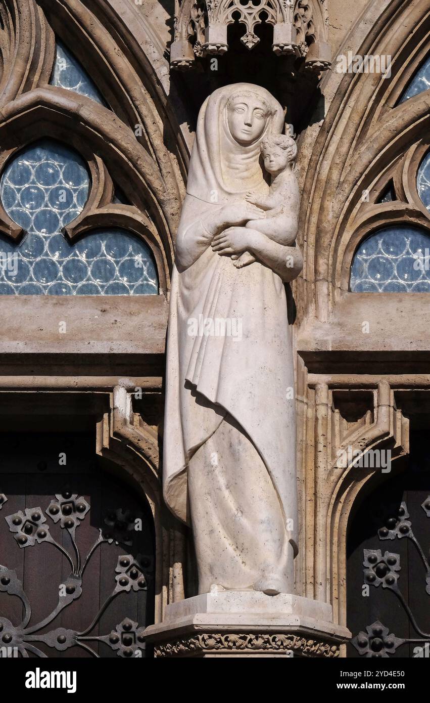 Jungfrau Maria mit Jesuskind, Statue aus dem Portal der Kirche St. Matthäus in der Nähe der Fischerbastei in Budapest, Ungarn Stockfoto