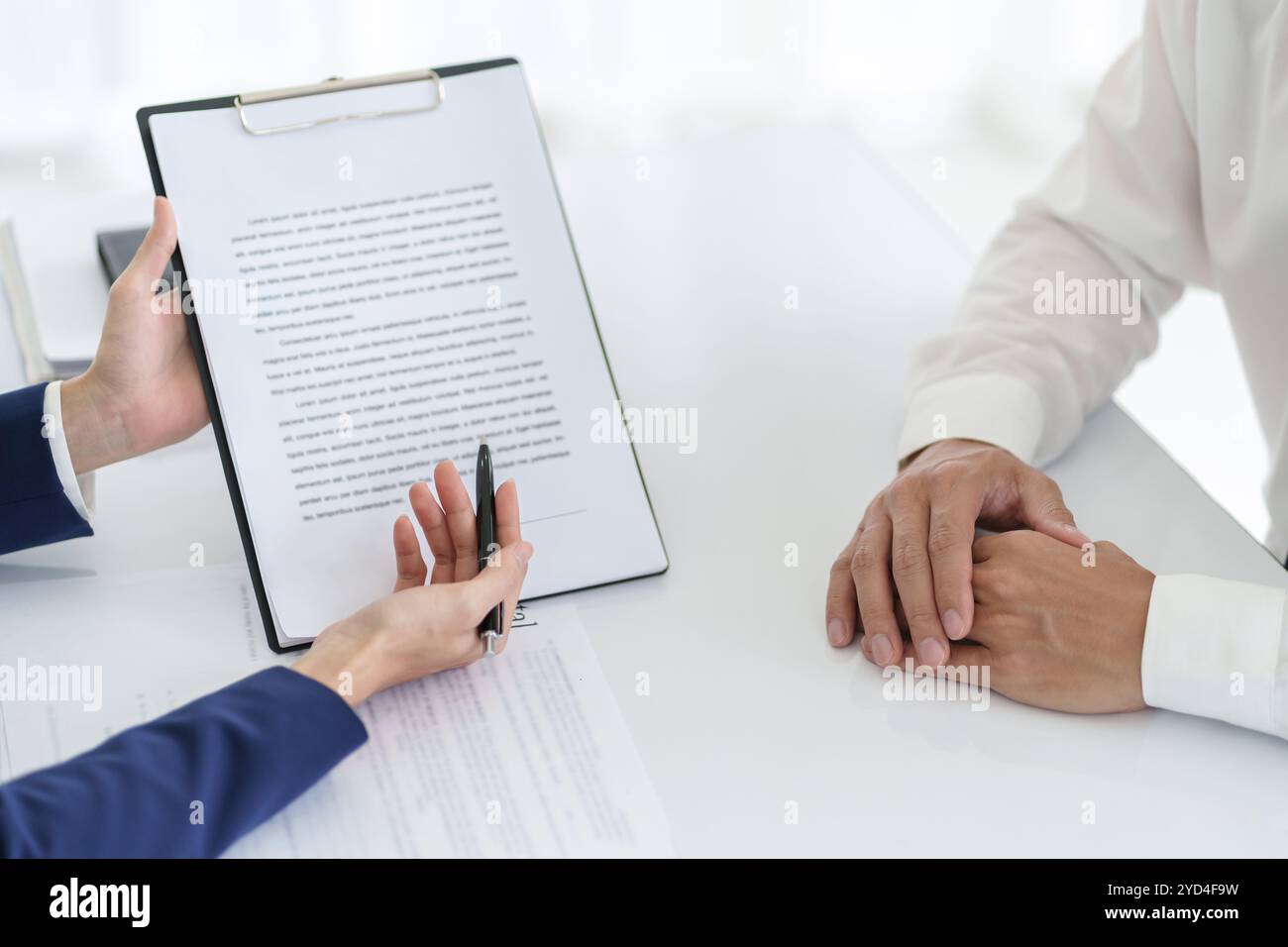 Anwalts- und Mandantenverhandlungen in der Rechtsberatung. Stockfoto