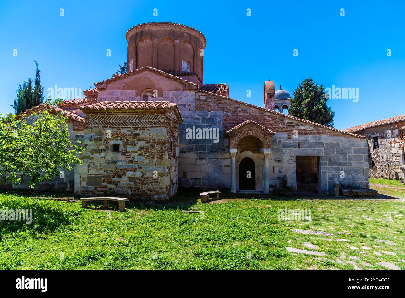 Blick auf die Kirche Saint Marys neben den römischen Ruinen von Apollonia in Albanien im Sommer Stockfoto