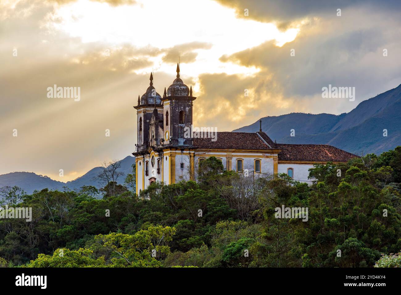 Historische Kirche auf dem Hügel bei Sonnenuntergang Stockfoto