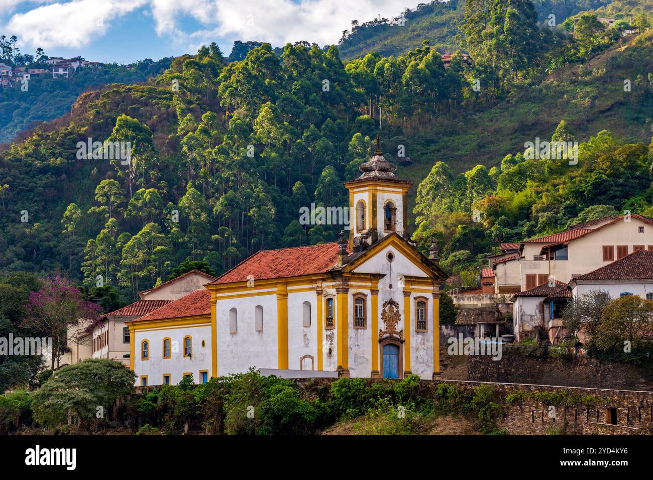 Alte barocke Kirche auf dem Hügel Stockfoto