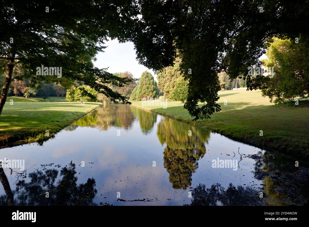 Blick auf den Ziersee auf dem Gelände des Château de Baronville, f Béville-le-Comte, Frankreich Stockfoto