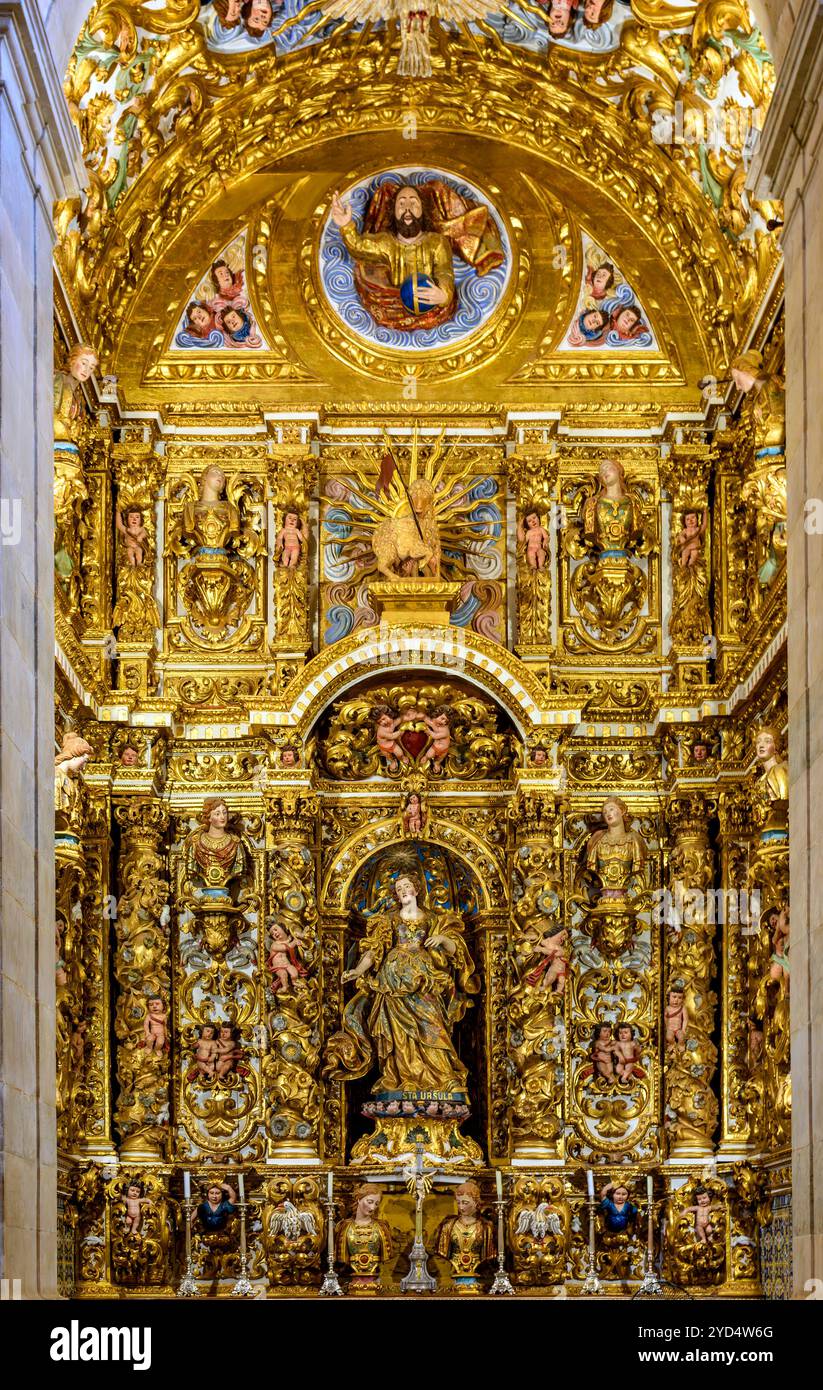 Goldener Altar in einer historischen Barockkirche Stockfoto