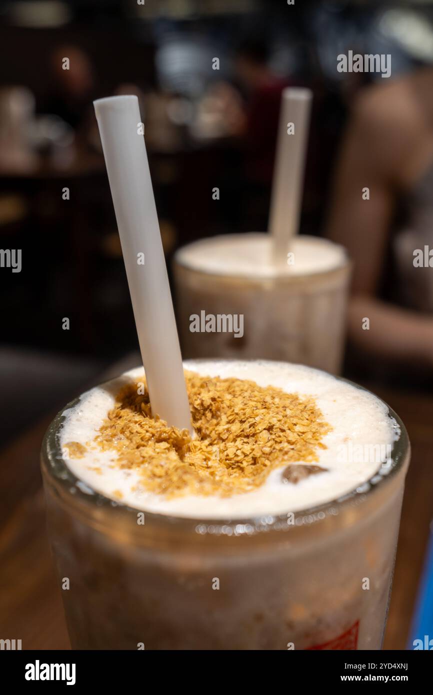 Schwarzer Perlmilchtee mit Strohhalm. In einem berühmten Milchtee-Restaurant in Taipei, Taiwan. Stockfoto