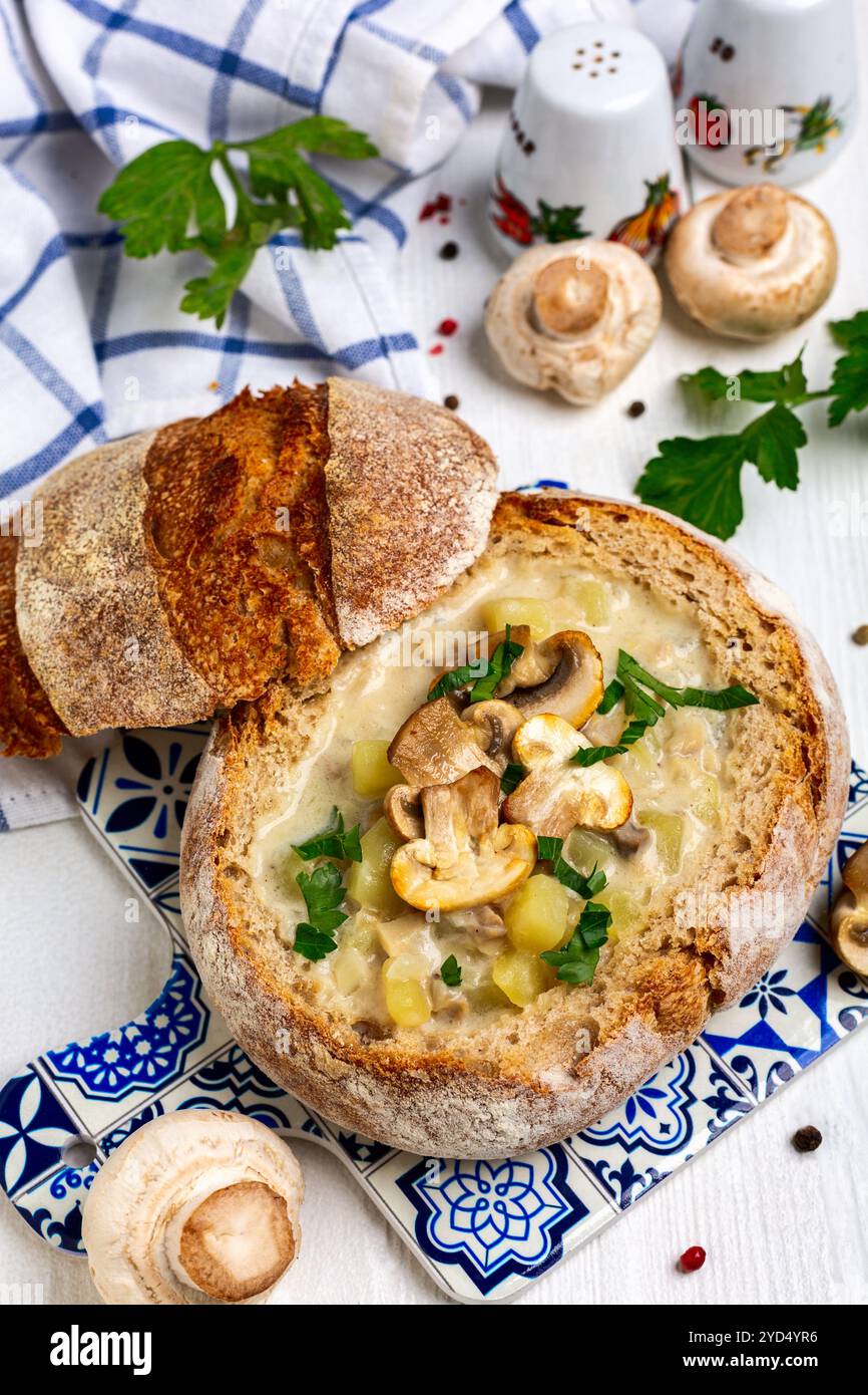 Kartoffelsuppe mit Pilzen in einem Brotlaib. Stockfoto