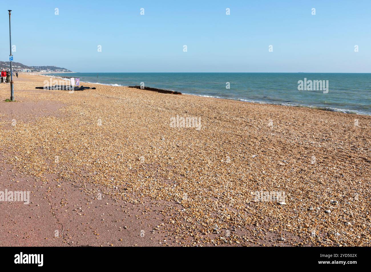 Strandschindel, die von stürmischen Meeren aufgespült wird, weiter zur Marine Parade, Hythe. Stockfoto