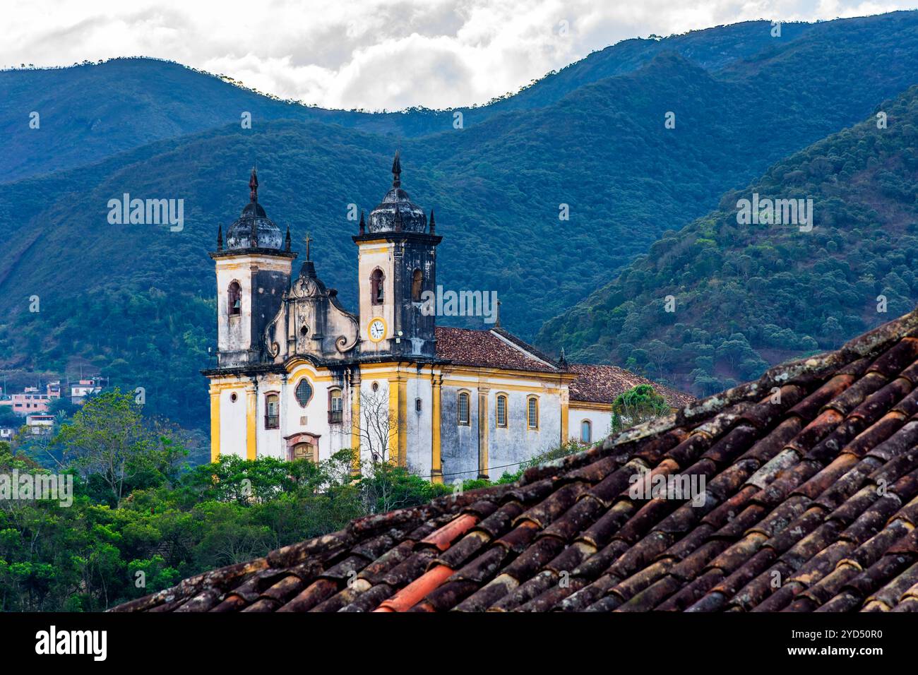 Barocke Kirche zwischen den Bergen Stockfoto