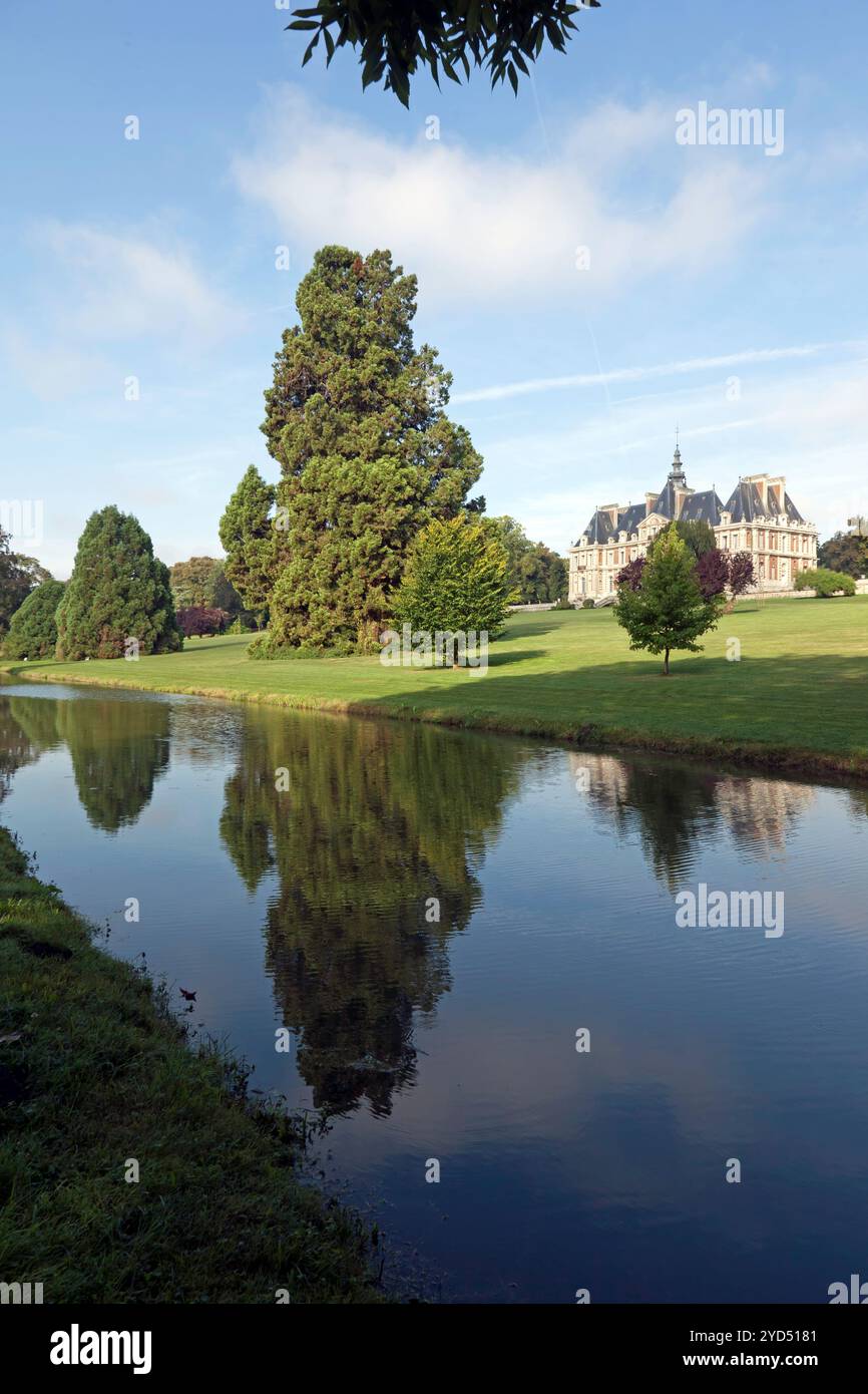 Blick auf die Château de Baronville, vom Ziersee, Béville-le-Comte, Frankreich Stockfoto
