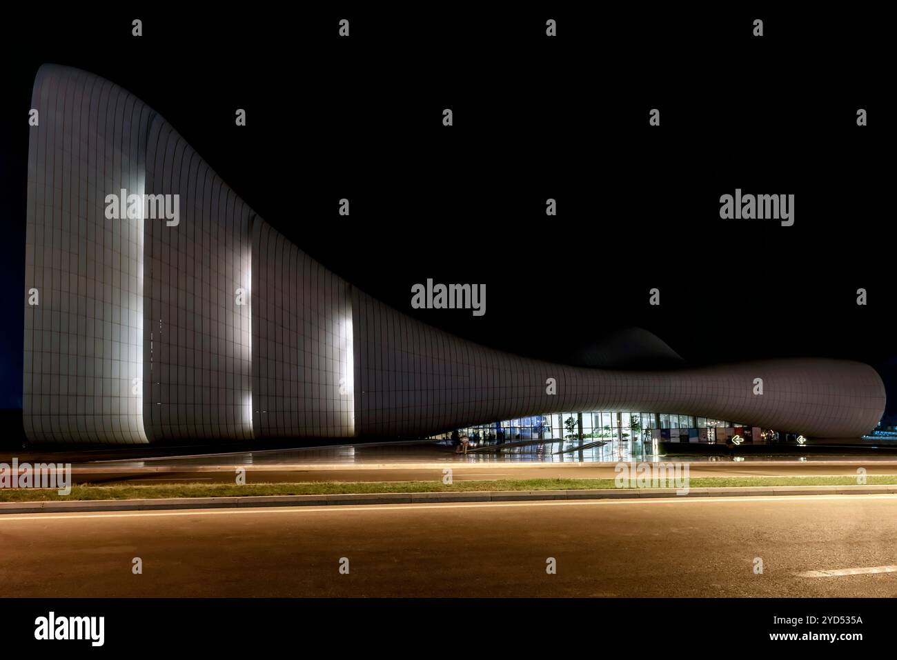 Nachtblick auf den Gebäudekomplex Heydar Aliyev Center in Baku, Aserbaidschan. Stockfoto