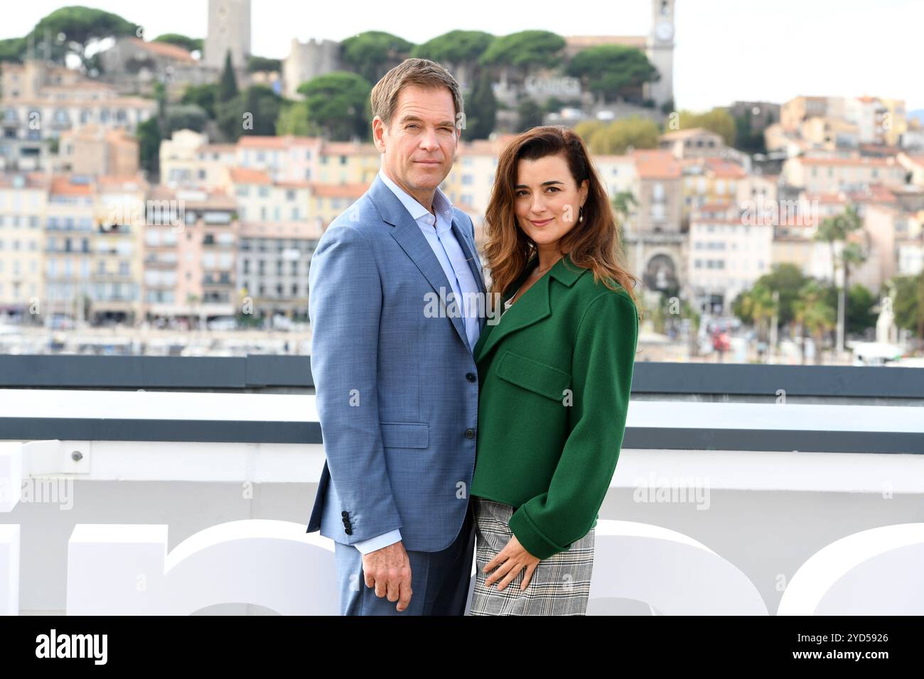 Michael Weatherly und Cote de Pablo nehmen an der Fotokonferenz von "NCIS: Tony & Ziva" im Rahmen der MIPCOM Cannes 2024 Teil. Stockfoto