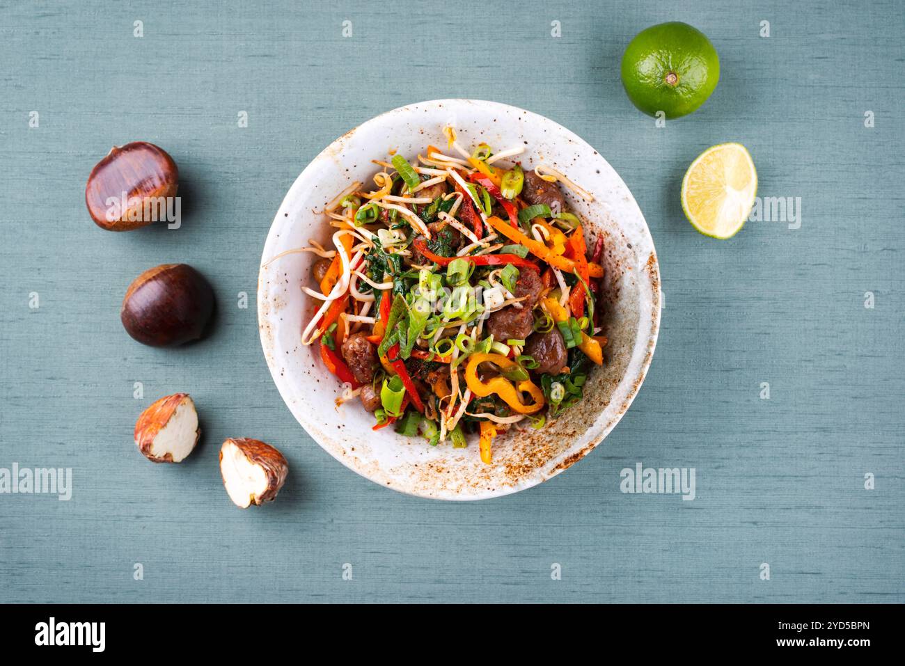 Traditioneller asiatischer Wok-Spinat mit Kastanien Stockfoto