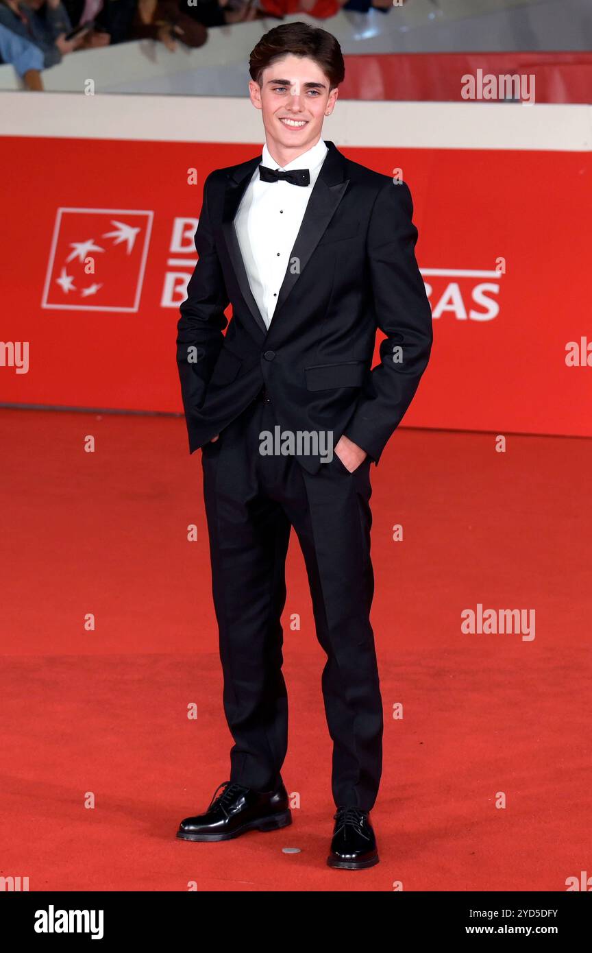 Andrea Arru bei der Premiere des Kinofilms Il Ragazzo dai pantaloni rosa / The Boy with Pink Pants auf dem 19. Internationales Filmfestival von Rom / Festa del Cinema di Roma 2024 im Auditorium Parco della Musica. Rom, 24.10.2024 *** Andrea Arru bei der Premiere des Spielfilms Il Ragazzo dai Pantaloni rosa der Junge mit rosa Hose beim 19 Internationalen Filmfestival von Rom Festa del Cinema di Roma 2024 im Auditorium Parco della Musica Rome, 24 10 2024 Foto:XA.XM.xTinghinox/xFuturexImagex pantaloni 4025 Stockfoto