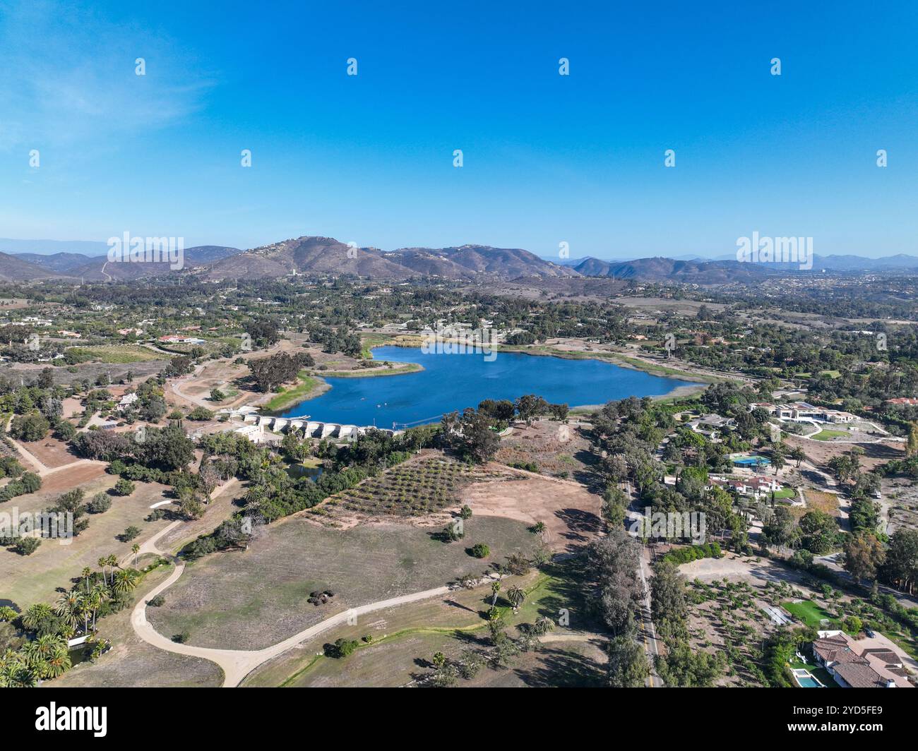 Blick aus der Vogelperspektive über das Wasserreservoir und einen großen Damm, der Wasser hält. Rancho Santa Fe in San Diego Stockfoto