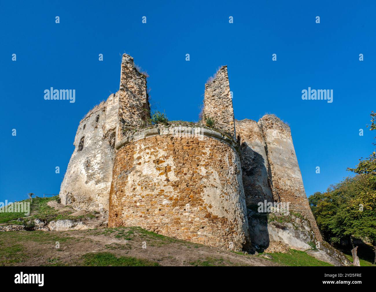 Ruinen der Burg Čičva (Čičava), 13. Jahrhundert, in der Nähe von Vranov nad Topľou, Region Prešov, Slowakei Stockfoto
