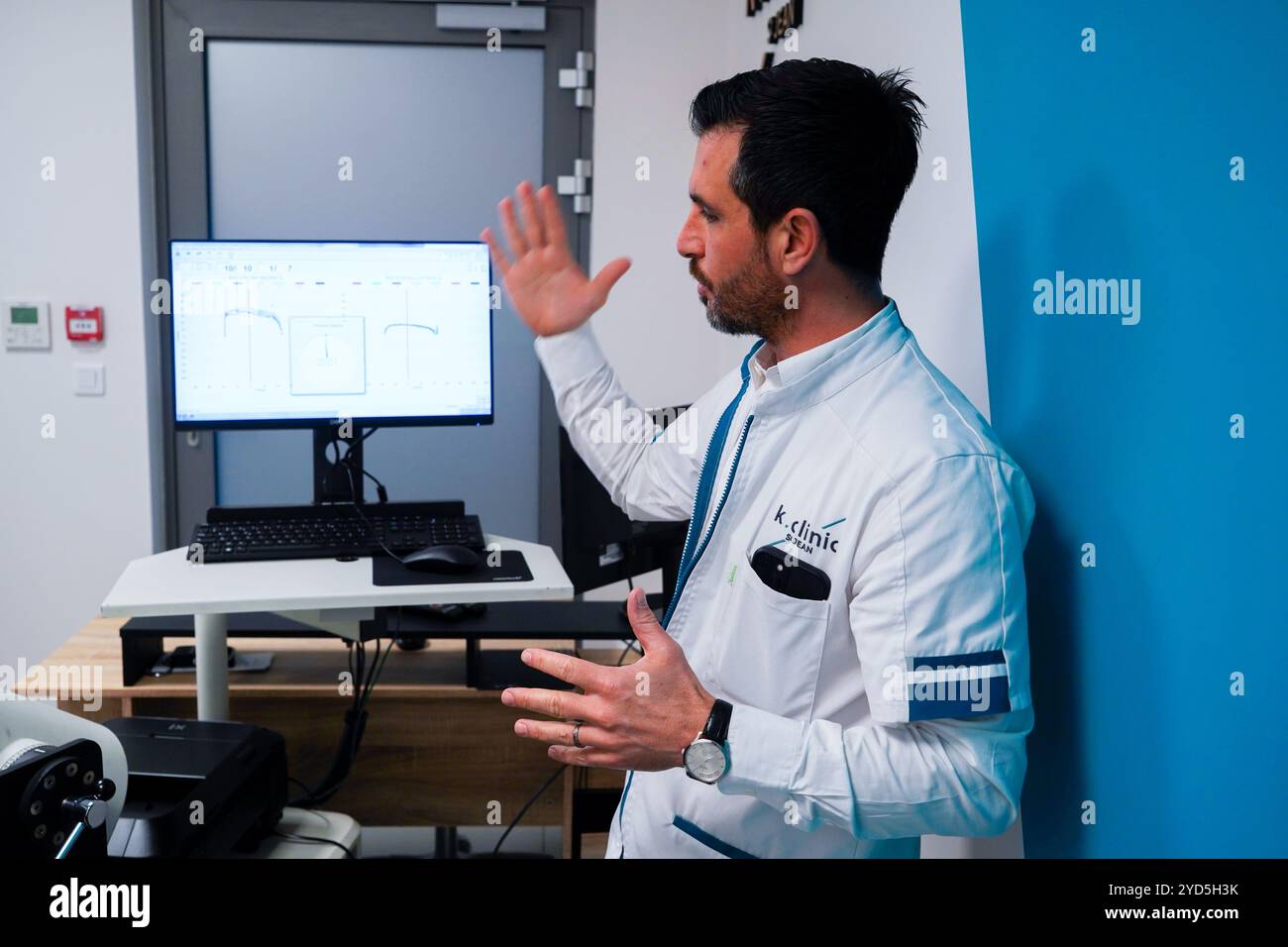 Physiotherapiezentrum, spezialisiert auf Schulterpathologie vor oder nach der Operation. Isokinetische Beurteilung der Schulter. Stockfoto