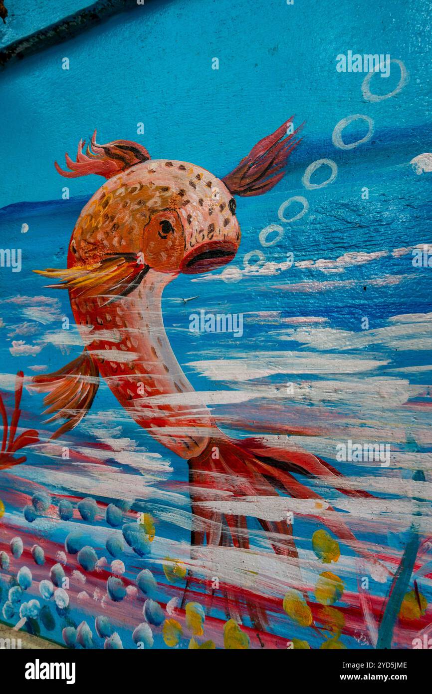 Okt25.2024 Dehradun City Indien. Ein lebendiges Graffiti-Kunstwerk der Unterwasserwelt mit bunten Fischen, gemalt an einer Wand in Dehradun City, Uttarakhand, I Stockfoto