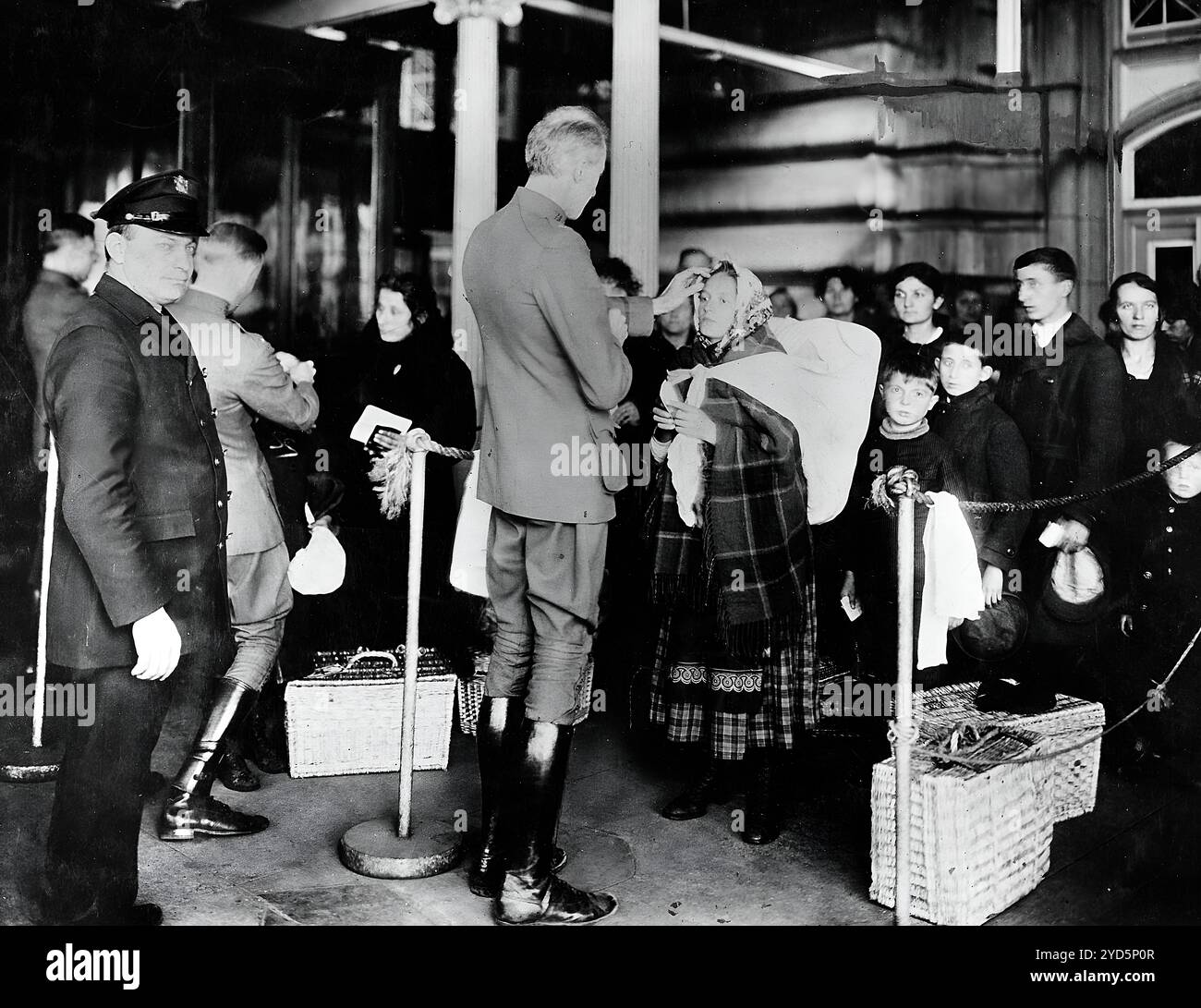 Ärzte des öffentlichen Gesundheitsdienstes überprüfen Einwanderer, die in die Vereinigten Staaten kommen, auf Anzeichen von Krankheit. Stockfoto