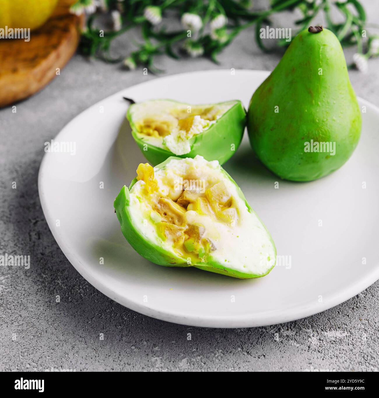 Mousse Cake in Birnenform leckeres, modernes Dessertgebäck Stockfoto