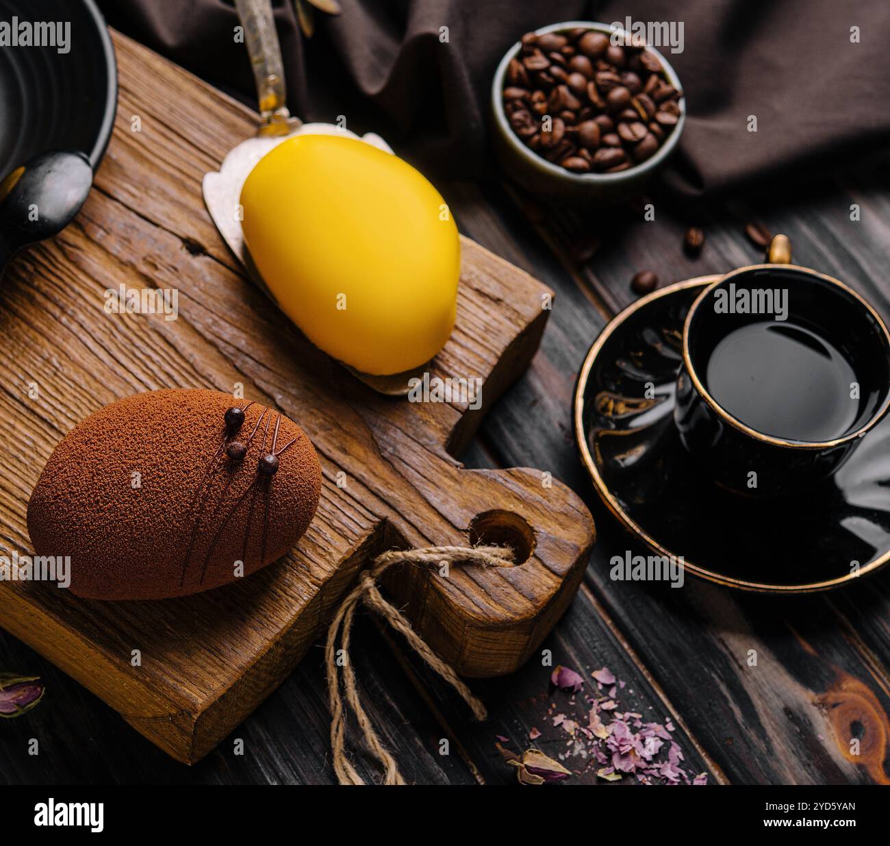 Französische Mousse-Kuchen mit einer Tasse Kaffee Stockfoto