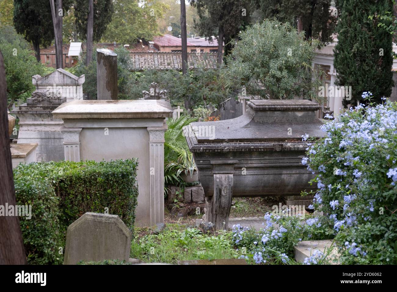 Gräber auf dem nicht-katholischen Friedhof für Ausländer in Testaccio, Rom Italien Stockfoto