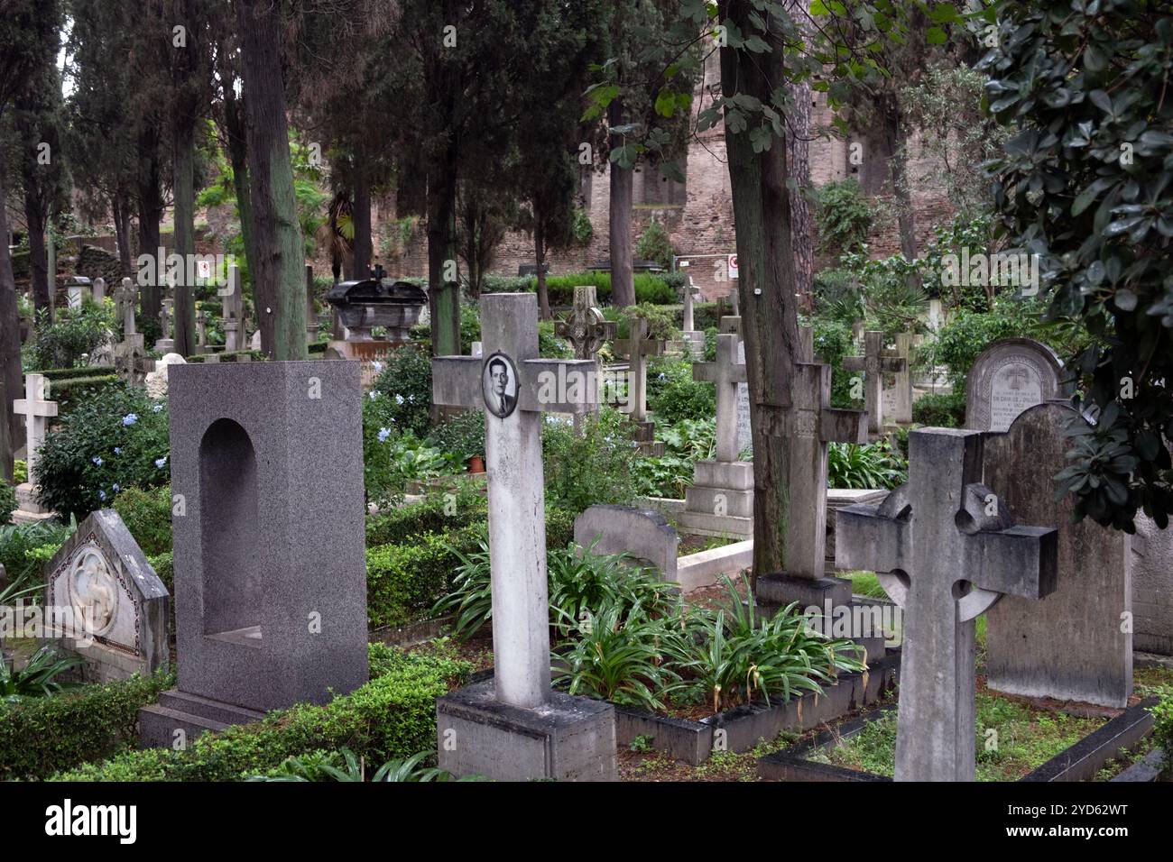 Gräber auf dem nicht-katholischen Friedhof für Ausländer in Testaccio, Rom Italien Stockfoto