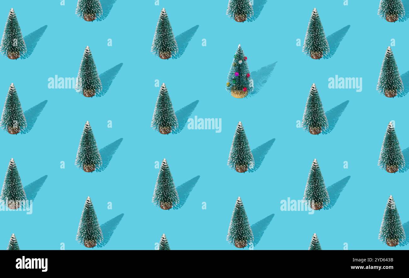 Weihnachtsmusterkomposition aus grünem Weihnachtsbaum auf blauem Hintergrund. Kreatives minimales Weihnachts- und Neujahrskonzept. Stockfoto