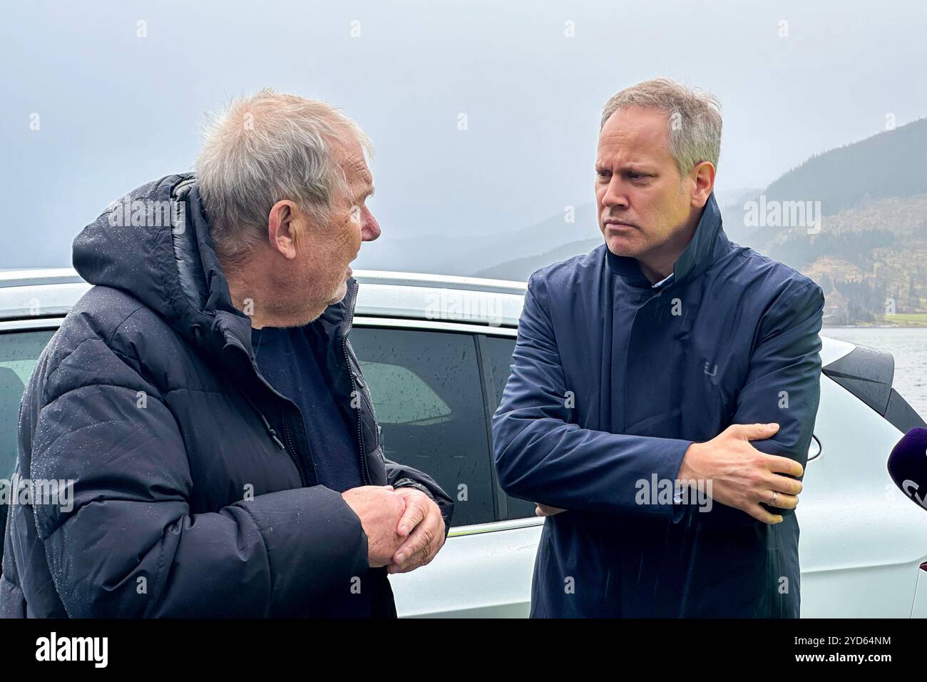 Finneidfjord 20241025. Der Bürgermeister der Gemeinde Hemnes und der norwegische Verkehrsminister Jon-Ivar Nygård informiert die Presse nach dem Zugunglück in Bjerka. Foto: Bjørn Leirvik / NTB Stockfoto