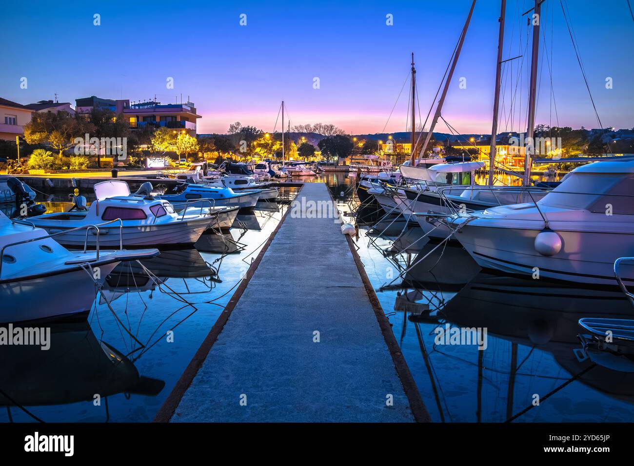 Farbenfroher Blick auf den Hafen in der Stadt Krk, Archipel der Kvarner Bucht Stockfoto