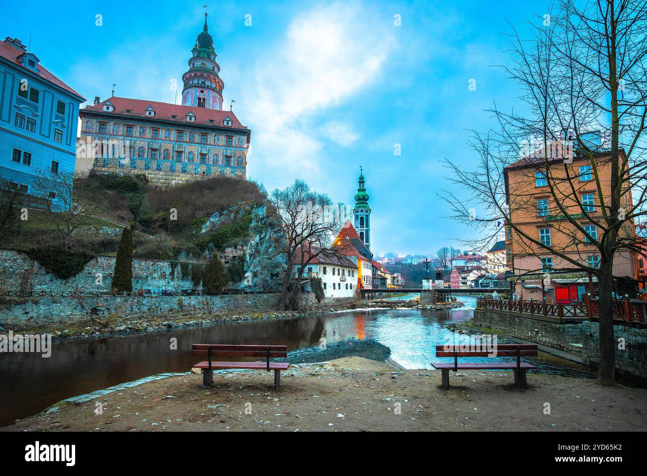 Cesky Krumlov malerische Architektur und Blick auf die Moldau bei Sonnenaufgang Stockfoto