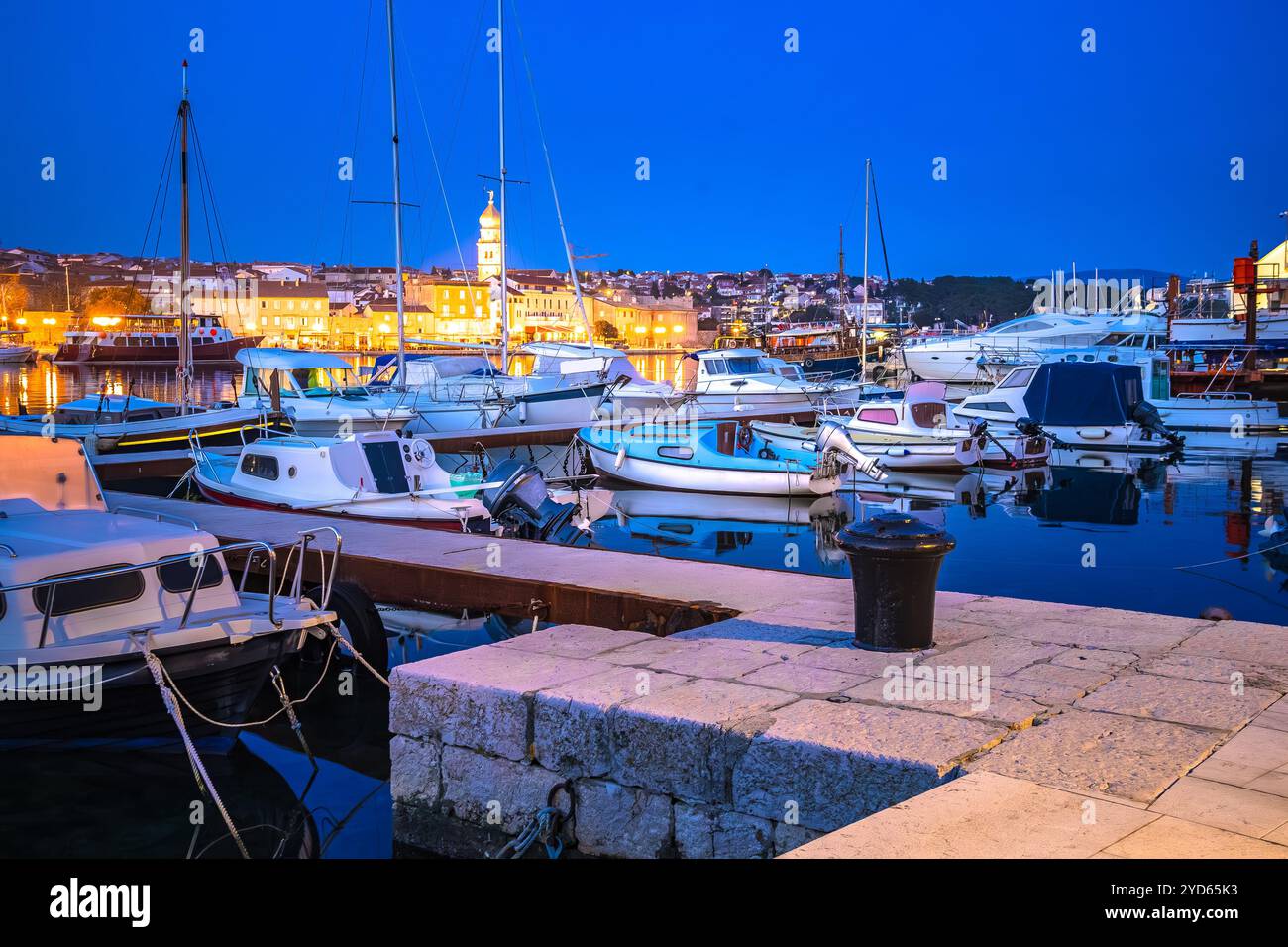 Inselstadt Krk Hafen, abendlicher Blick aufs Wasser Stockfoto