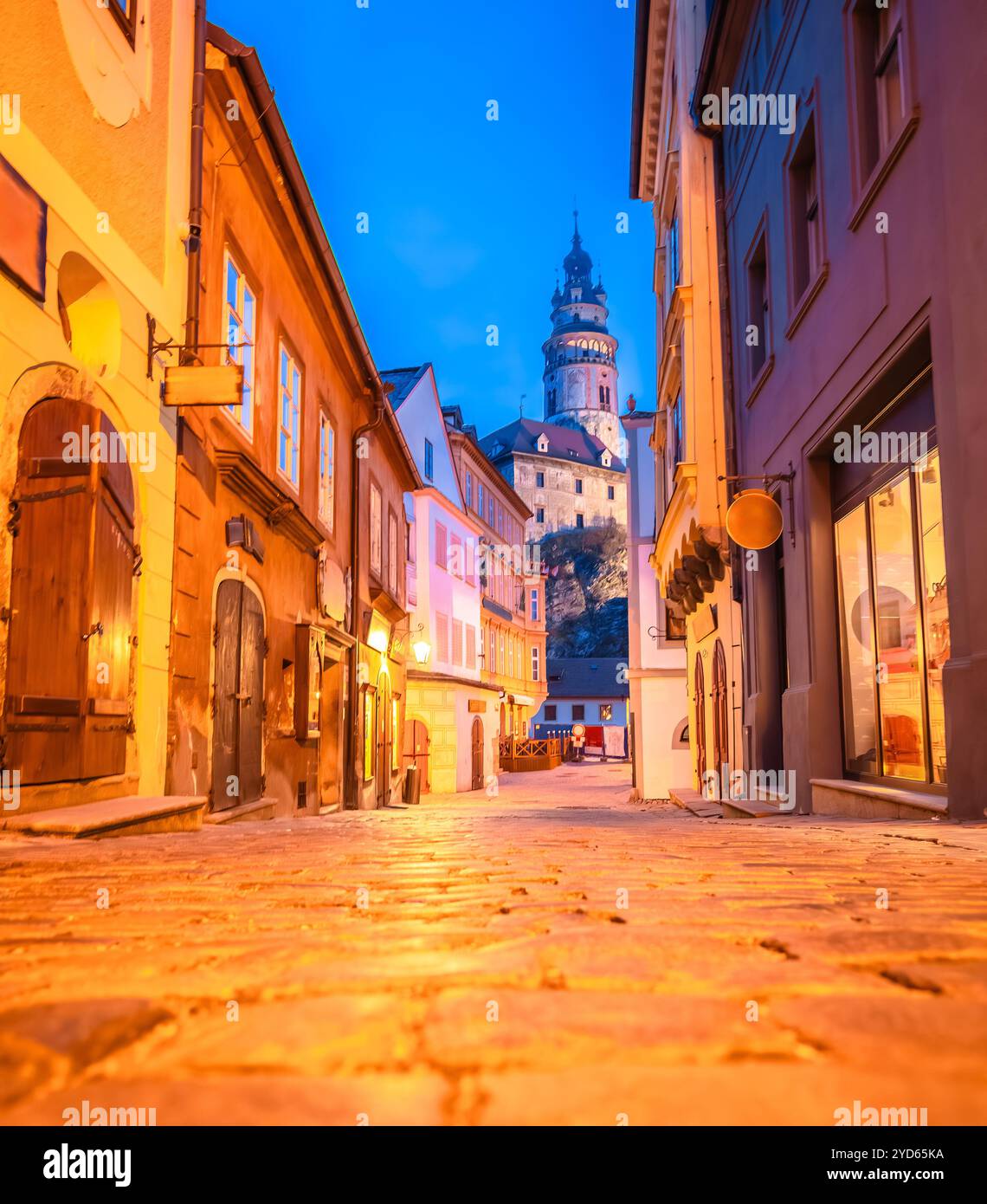 Cesky Krumlov malerische Straßenarchitektur mit Blick auf die Dämmerung Stockfoto