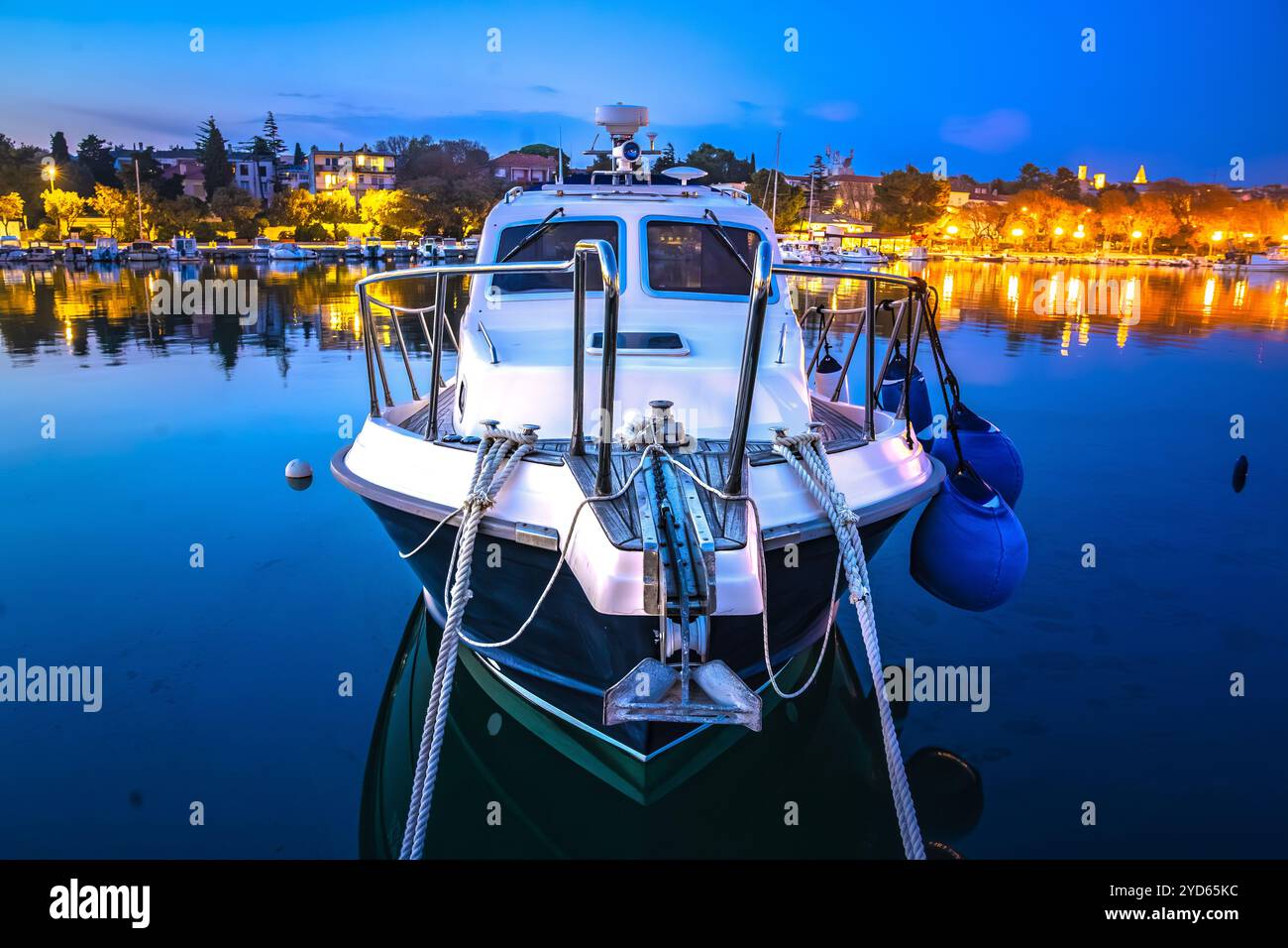 Boot in der Abenddämmerung des Hafens, Insel Krk Stockfoto