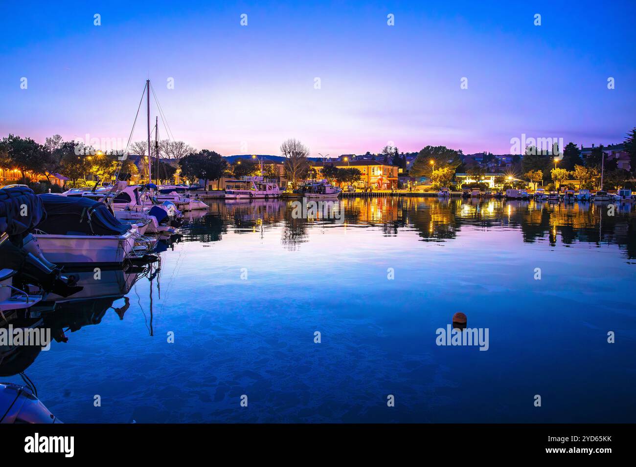 Farbenfroher Blick auf den Hafen in der Stadt Krk Stockfoto