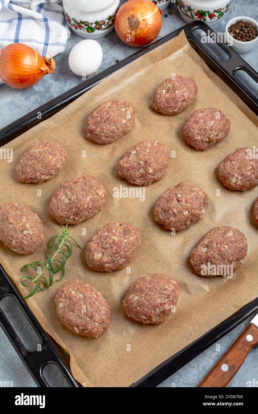 Schnitzel aus rohem Hackfleisch vor dem Backen. Stockfoto