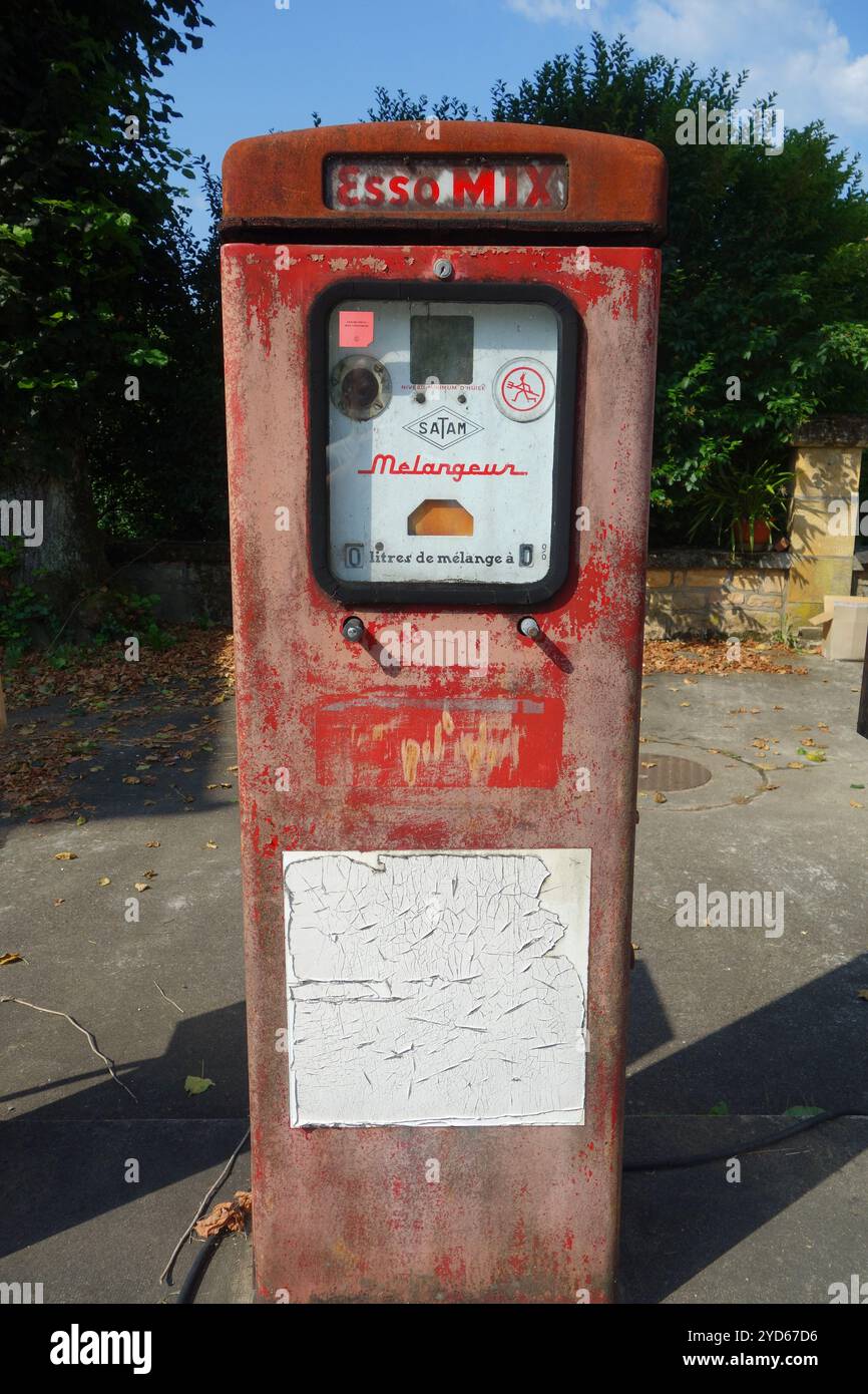 Alte Benzinpumpe in St. Pompon, Frankreich Stockfoto