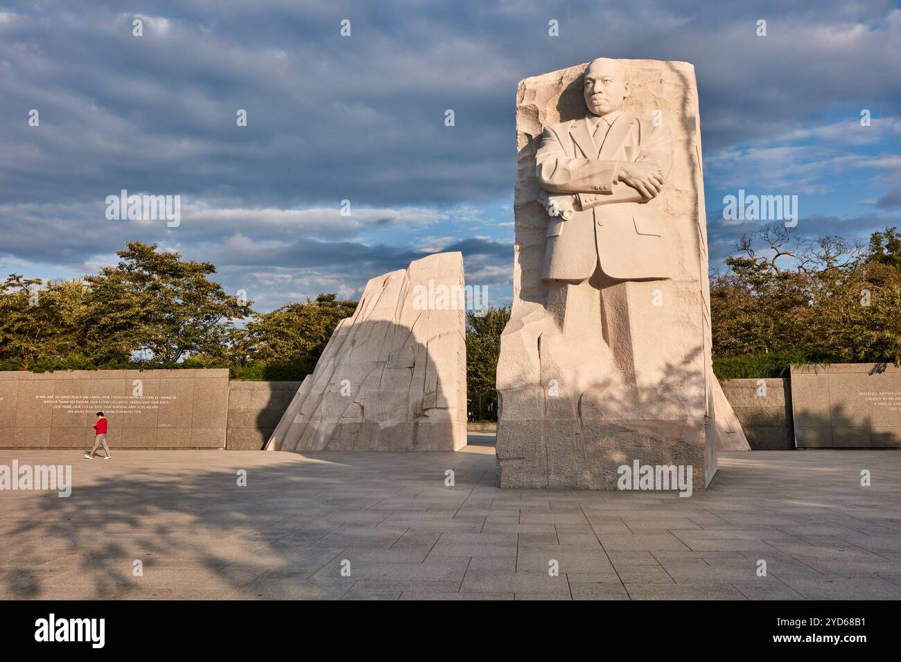 Der markante Stein Martin Luther King Jr. Gedenkskulptur im Freien unter bewölktem Himmel. Die Gedenkstätte ehrt Martin Luther King, Jr.'s Stockfoto