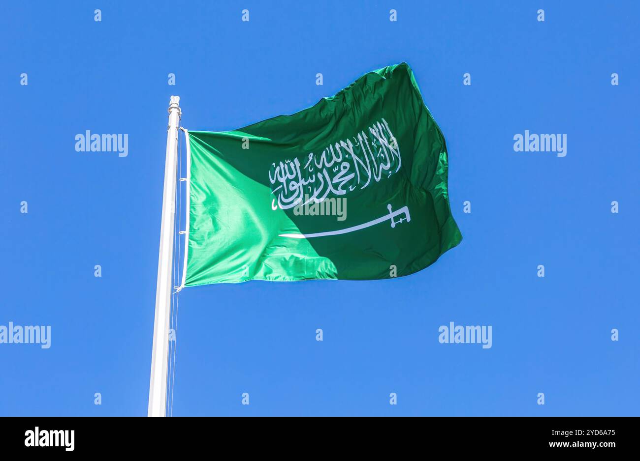 Die Nationalflagge Saudi-Arabiens winkt im Wind vor einem blauen Himmel. Saudi-Arabien Flagge weht im Wind Stockfoto