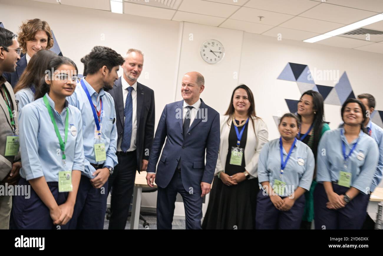 Neu Delhi, Indien. Oktober 2024. Bundeskanzler OLAF Scholz (SPD) besucht das Airbus-Trainingszentrum. Der Bundeskanzler nimmt an der Eröffnung des neuen Hauptquartiers von Airbus India Teil. Quelle: Hannes P. Albert/dpa/Alamy Live News Stockfoto
