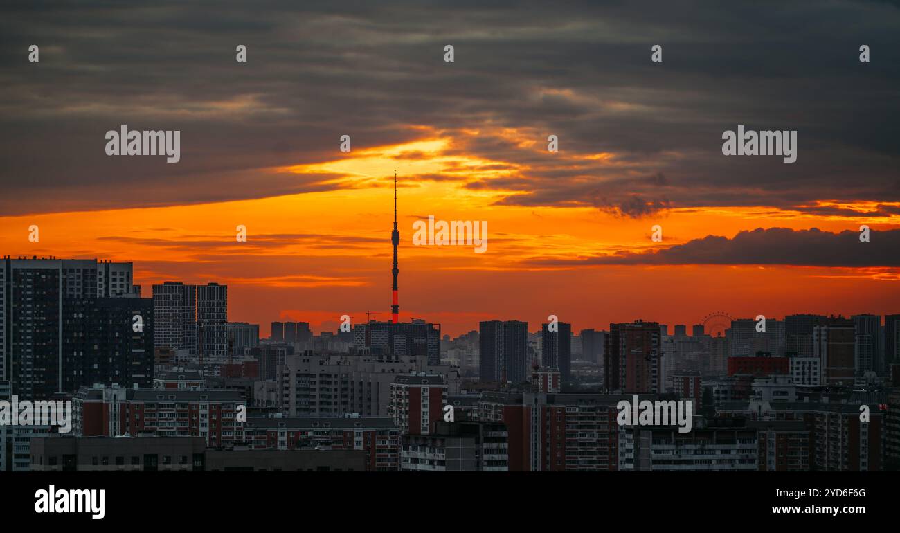 Ostankino-Turm in Moskau, Russland Industrieansicht voller Wohngebäude Stockfoto