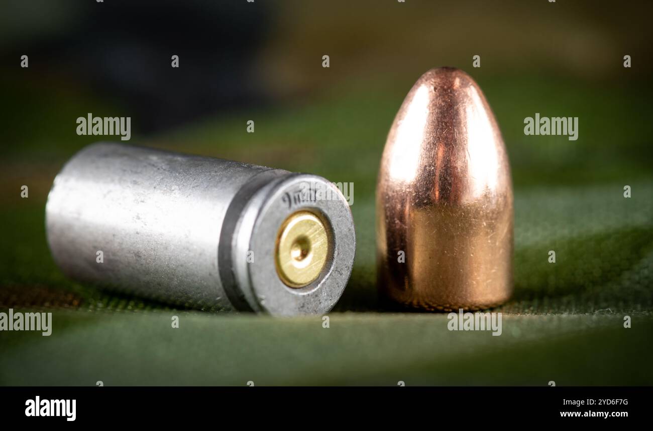 Abgesetzte Kugellandschaft auf militärischem grünem Hintergrund Stockfoto