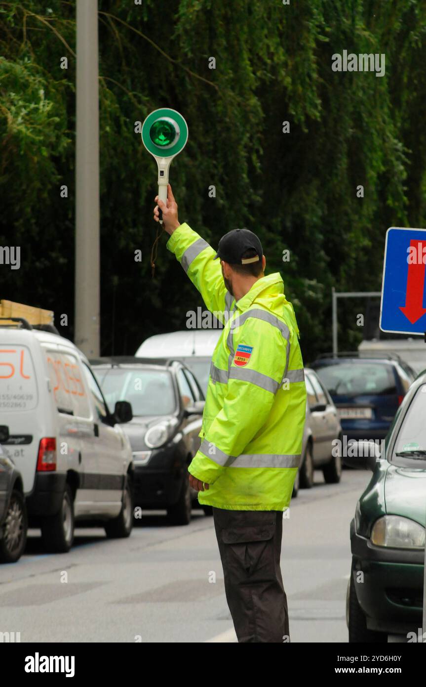 Verkehrswache oder Verkehrssteuerung für Verkehrsregulierung auf der Straße Stockfoto