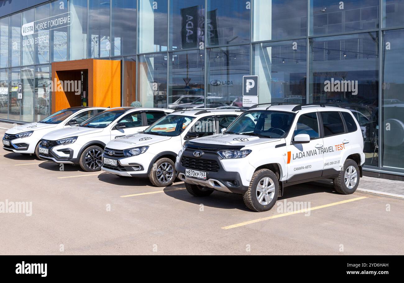 Lada Niva Travel Offroad-Fahrzeug und andere Lada-Autos neben dem Büro des offiziellen Händlers Stockfoto