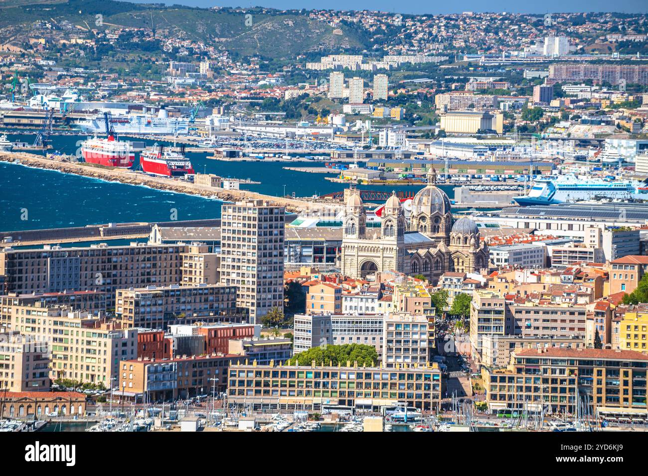 Stadt Marseille mit Blick auf das Wasser und den Hafen Stockfoto