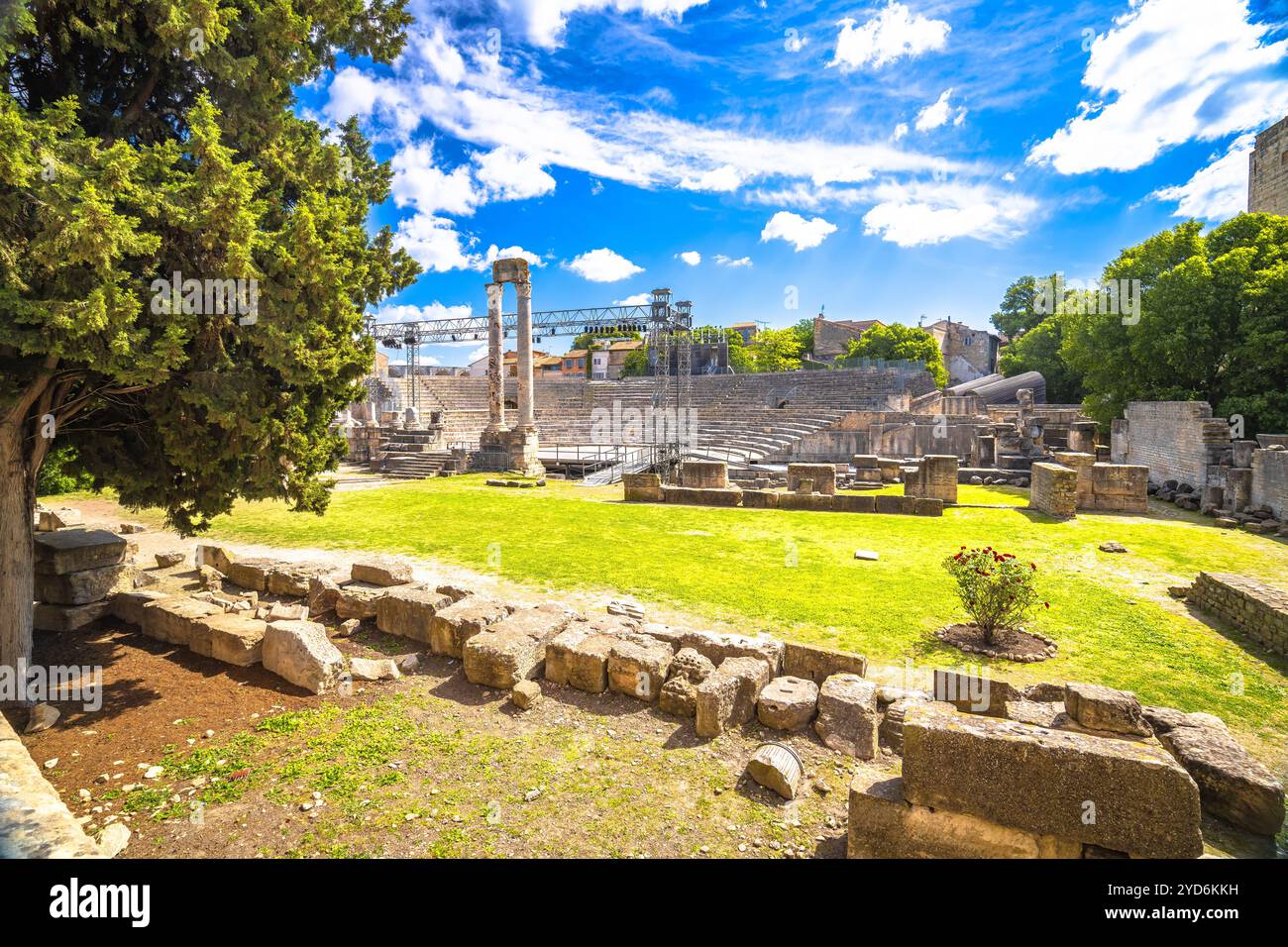 Blick auf den Arles Park und das antike Theater auf die antike Architektur Stockfoto