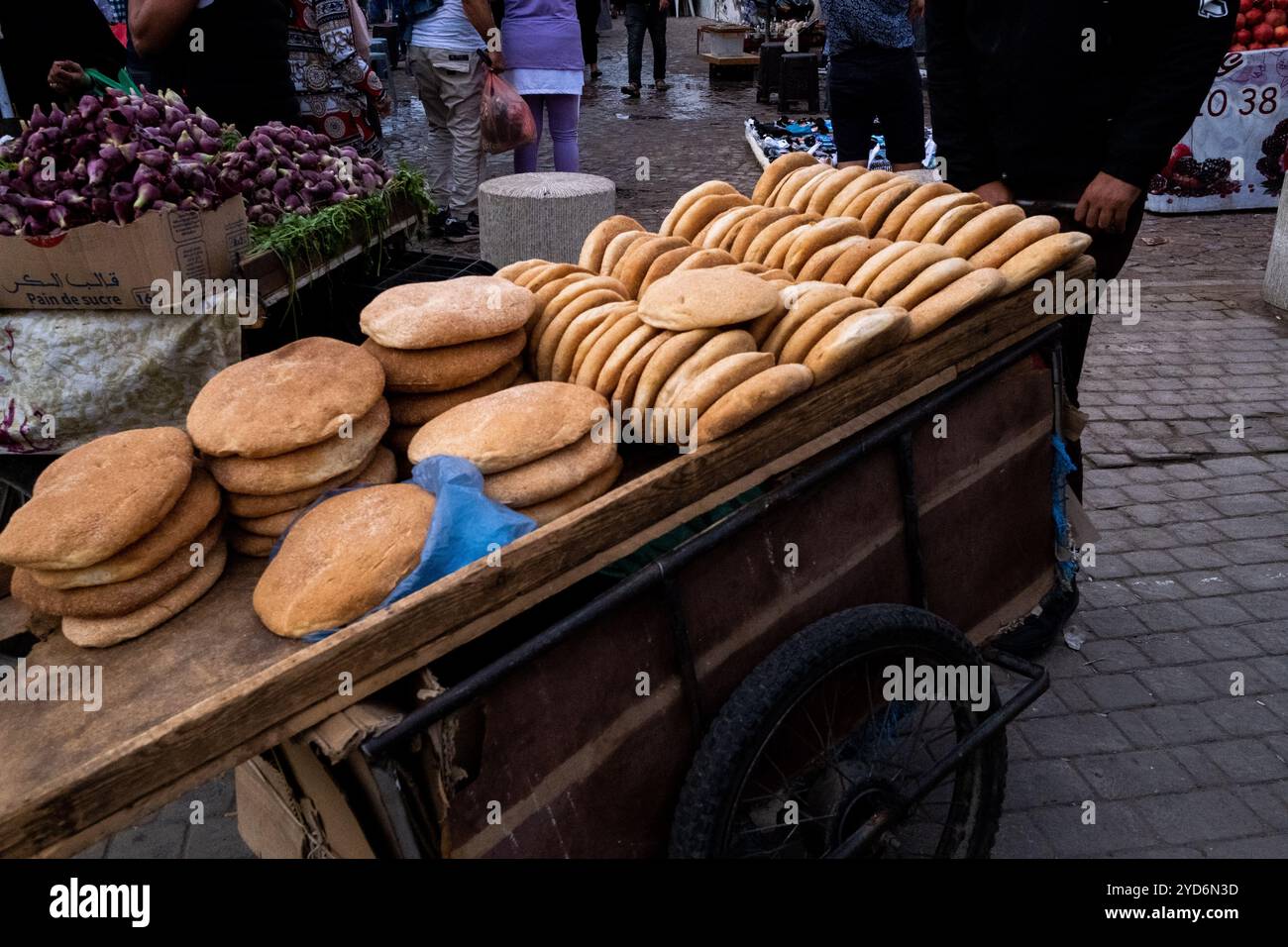 Brotseler auf dem Souk-Markt des El Hedim-Platzes (Platz des Abbruchs) wird renoviert und gebaut in der Stadt Meknes in Marokko o Stockfoto