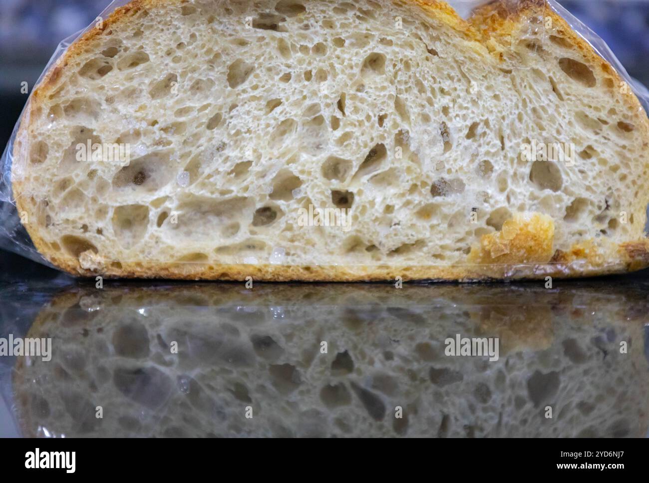 Traditionelles rustikales Brot mit natürlicher Gärung und Standardtextur. Gesunde Ernährung Stockfoto