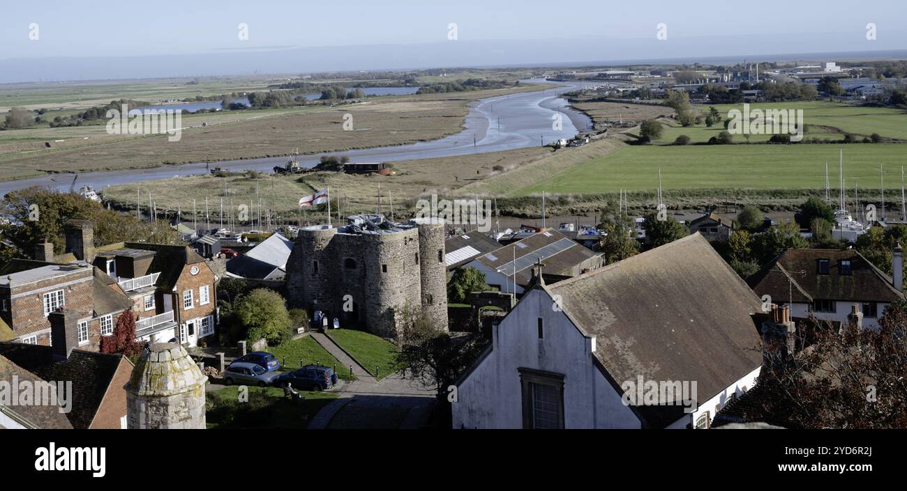 Aus der Vogelperspektive von Rye, einschließlich Ypern Tower und River Rother, Rye, East Sussex, England, Großbritannien Stockfoto