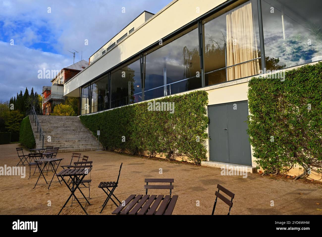 Villa Tugendhat Brünn - Tschechische Republik. Wunderschöne Herbstatmosphäre im Park der Villa. Moderne Architektur von Funktionalisten und Internationalisten Stockfoto