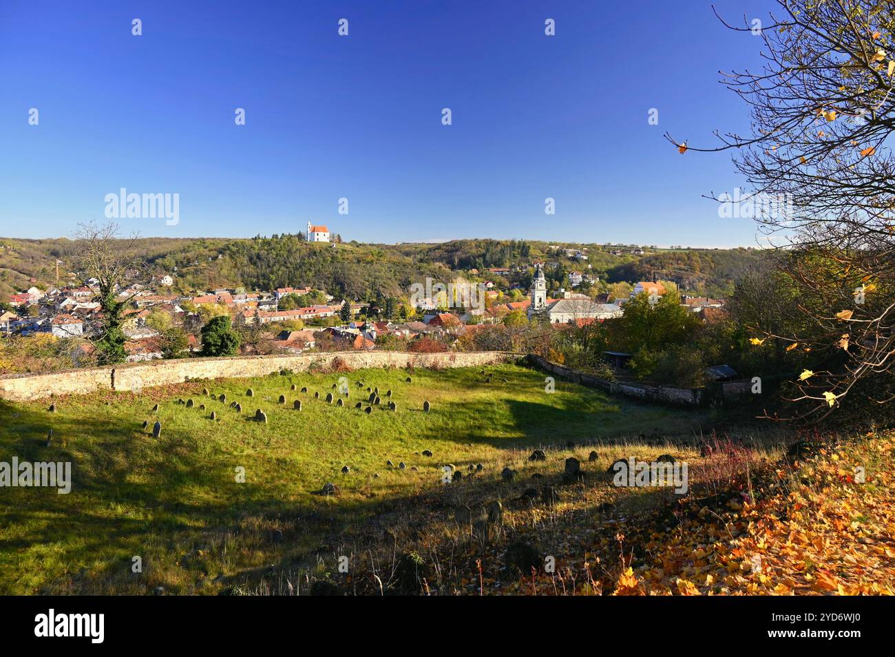 Dolnà Kounice - Tschechische Republik. Wunderschöne Herbstlandschaft mit Wald, Himmel, Wolken und Sonne am Himmel. Natur im Herbst. Stockfoto
