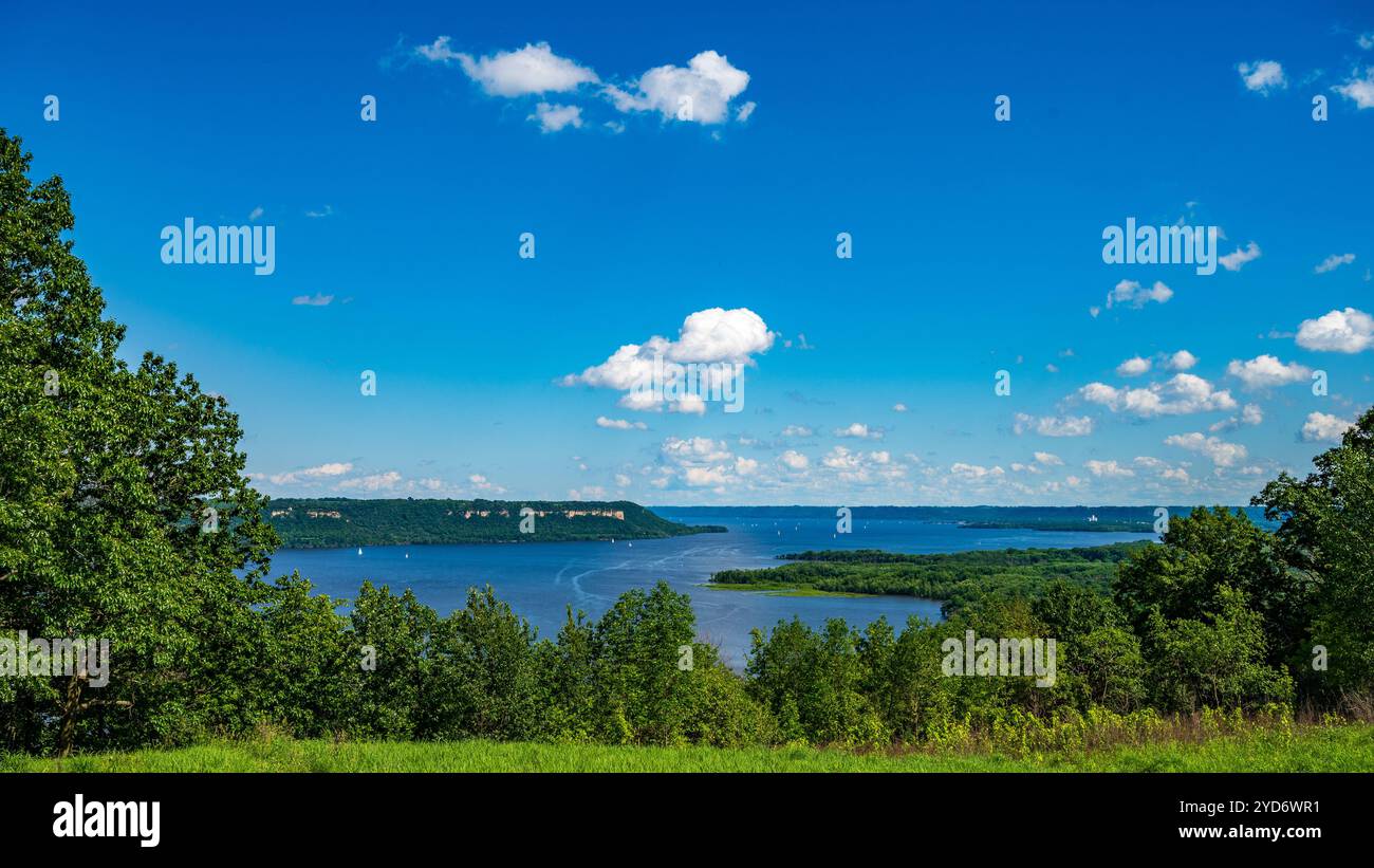 Blick auf den Lake Pepin im Mississippi River, der an Minnesota und Wisconsin grenzt, im Sommer vom Frontenac State Park in Minnesota Stockfoto
